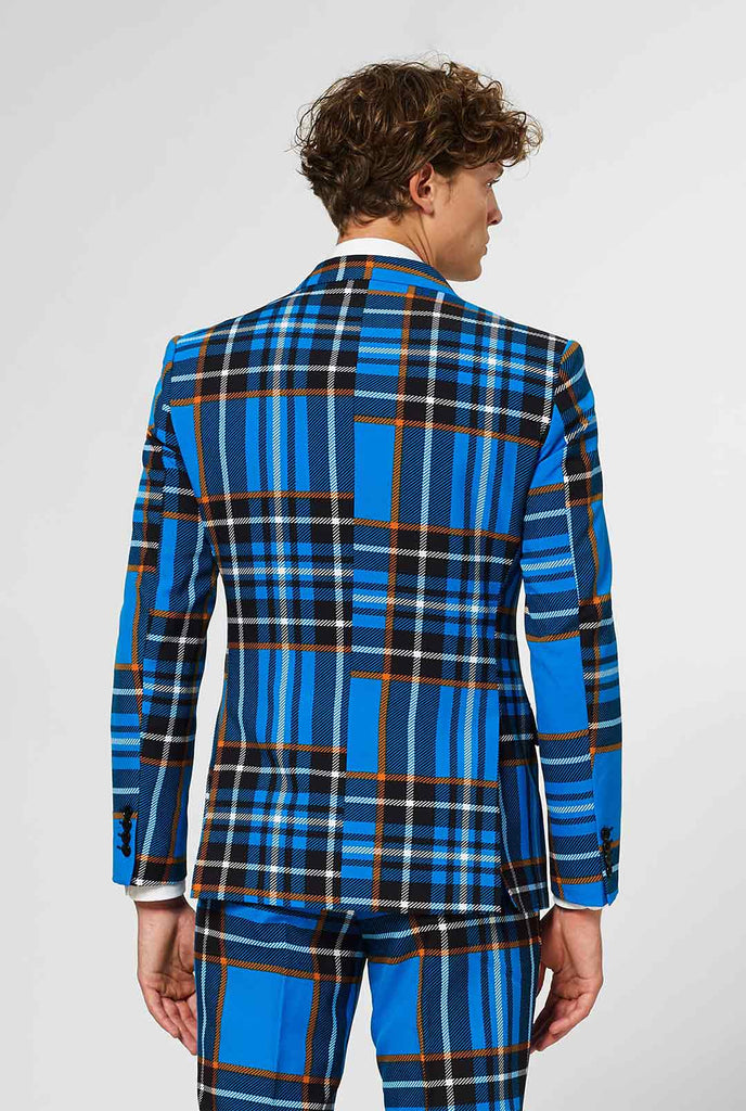 Man draagt ​​blauw tartan herenpak, bekijk vanaf de achterkant