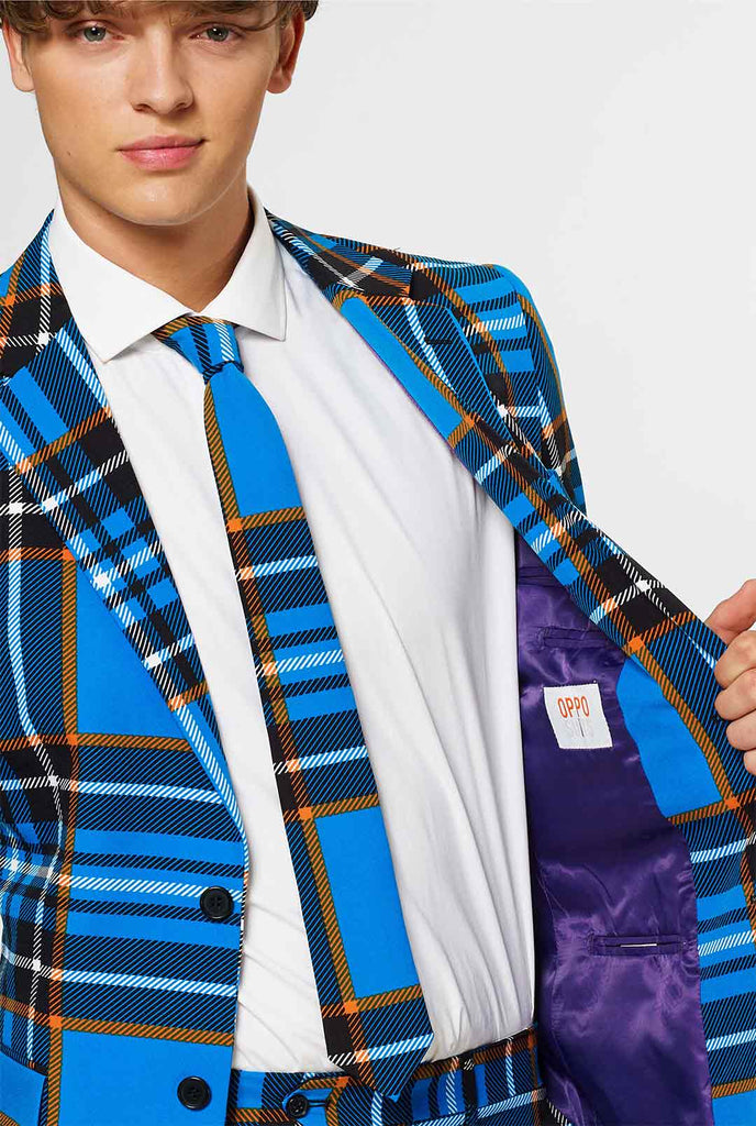 Man draagt ​​blauw tartan herenpak, close -up