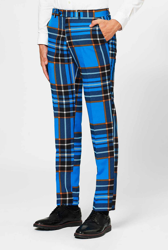 Man draagt ​​blauw tartan herenpak, broek van dichtbij
