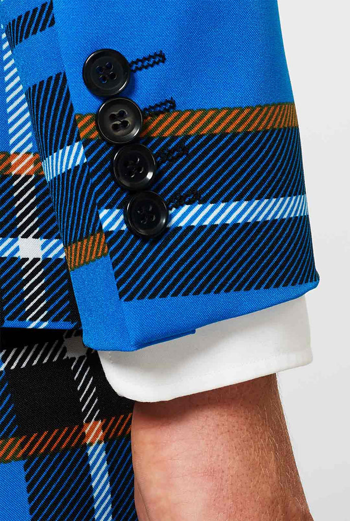 Man draagt ​​blauw tartan herenpak, mouw close -up