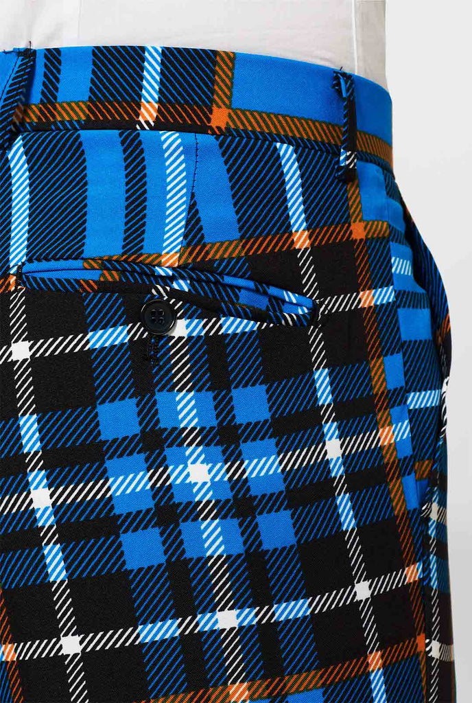 Man draagt ​​blauw tartan herenpak, broek van dichtbij