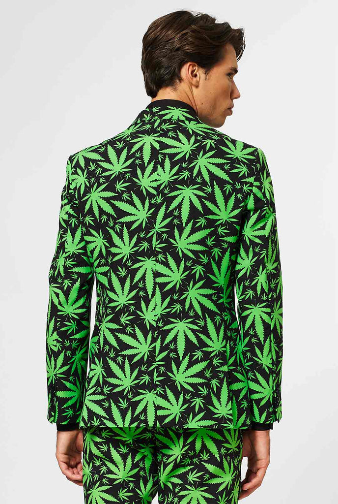 Man draagt ​​een zwart herenpak met groene cannabisprint, bekijk vanaf de achterkant
