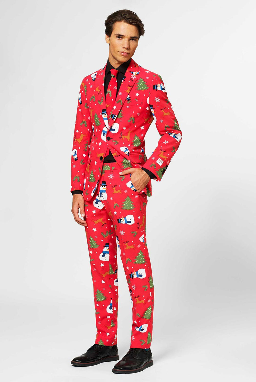 Man draagt ​​rode kerstmerenpak