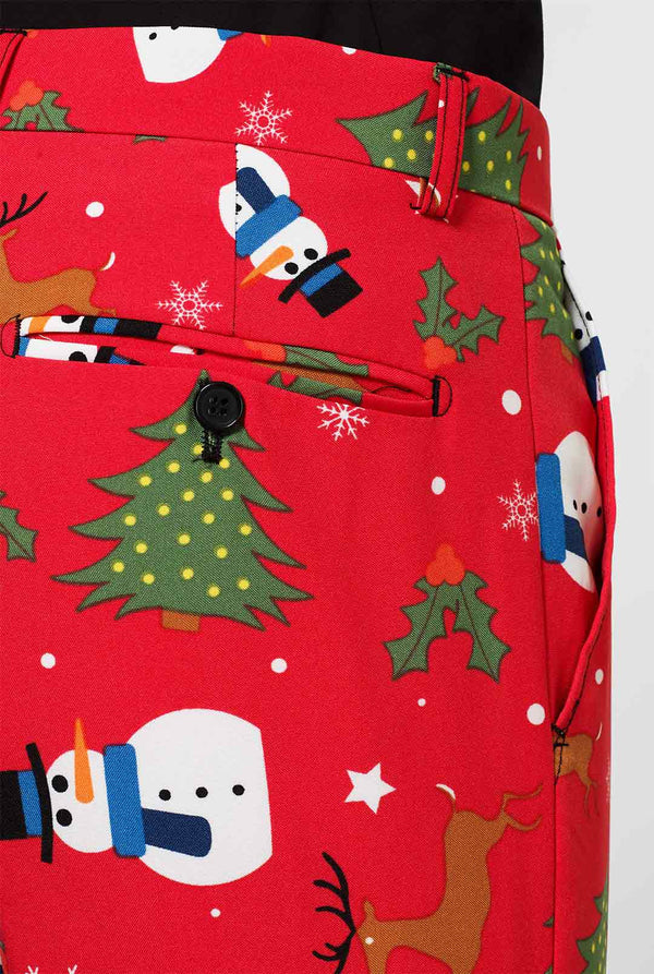 Man draagt ​​een rood kerstpak, een broek van dichtbij