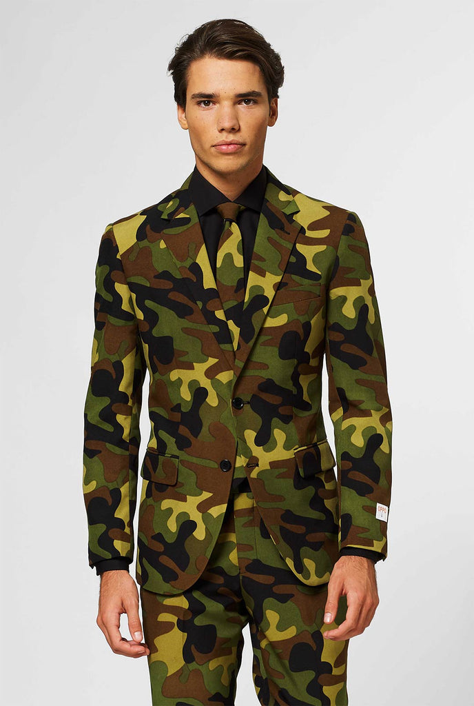 Mannen dragen herenpak in camouflage print