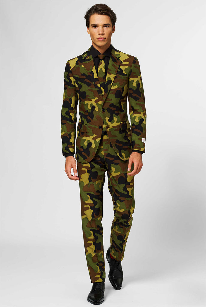 Mannen dragen herenpak in camouflage print