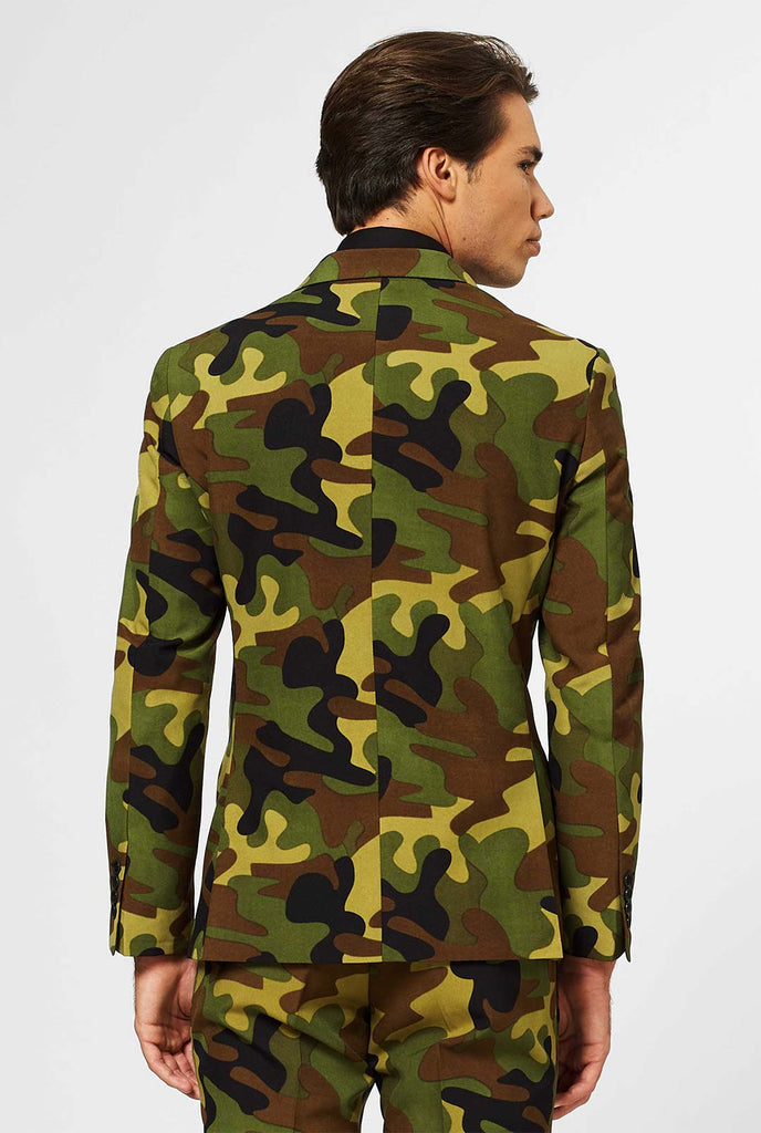 Mannen die herenpak dragen in camouflage -print, bekijk vanaf de achterkant