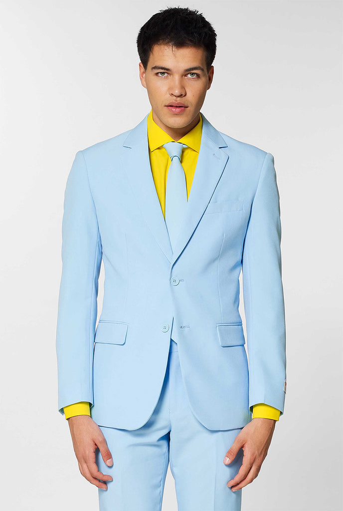 Man draagt ​​een lichtblauw herenpak en een geel overhemd