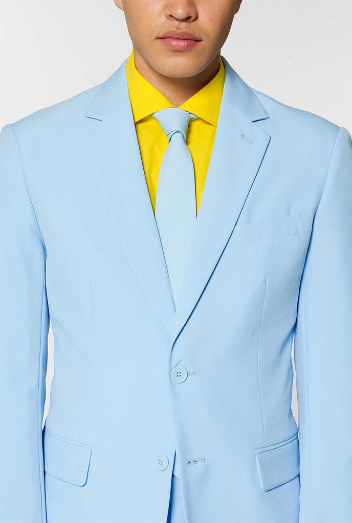 Man draagt ​​een lichtblauw herenpak en een geel overhemd, dichtbij