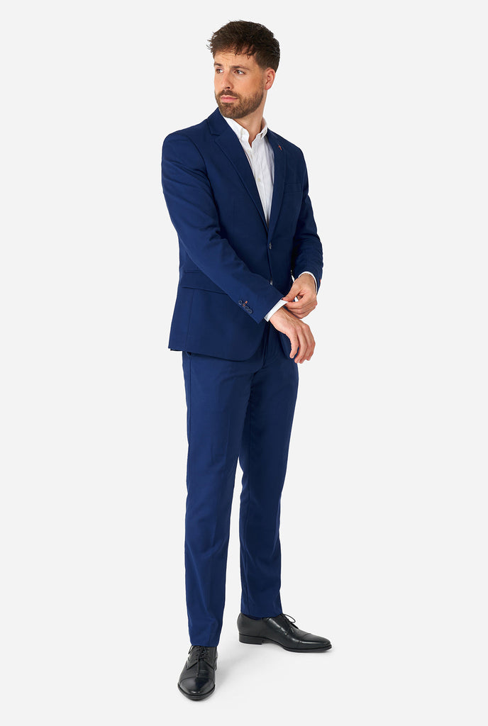 Man draagt ​​een informeel blauw zakelijk pak