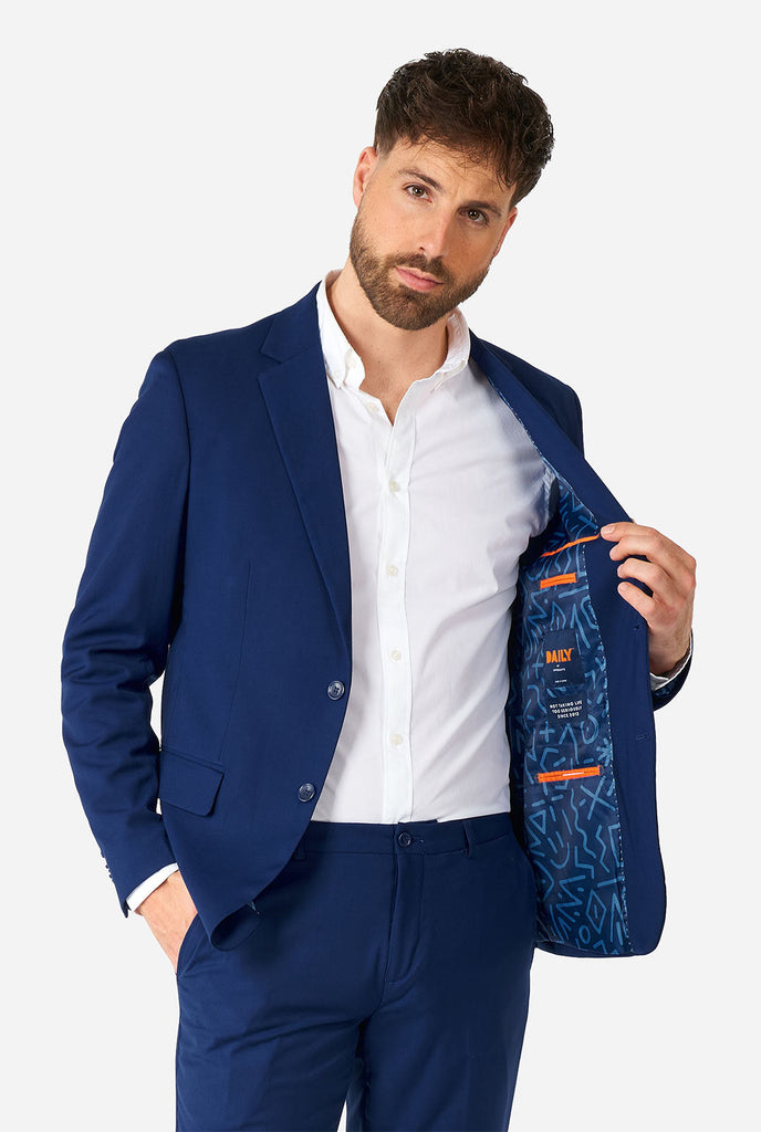 Man draagt ​​een informeel blauw zakelijk pak