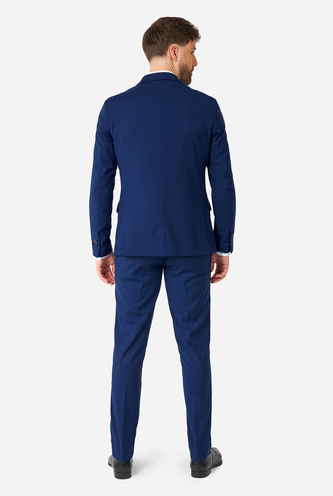 Man draagt ​​een informeel blauw zakelijk pak, bekijk vanaf de achterkant
