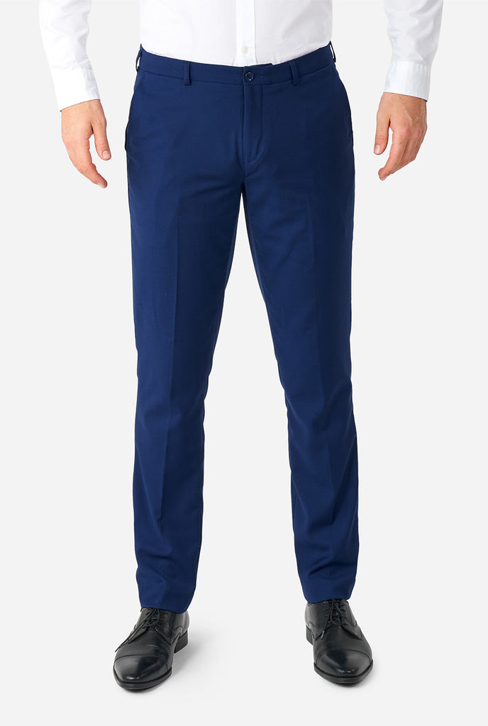Man draagt ​​een informeel blauw zakelijk pak, uitzicht op de broek