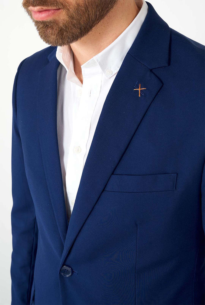Man draagt ​​een informeel blauw zakelijk pak, close -up