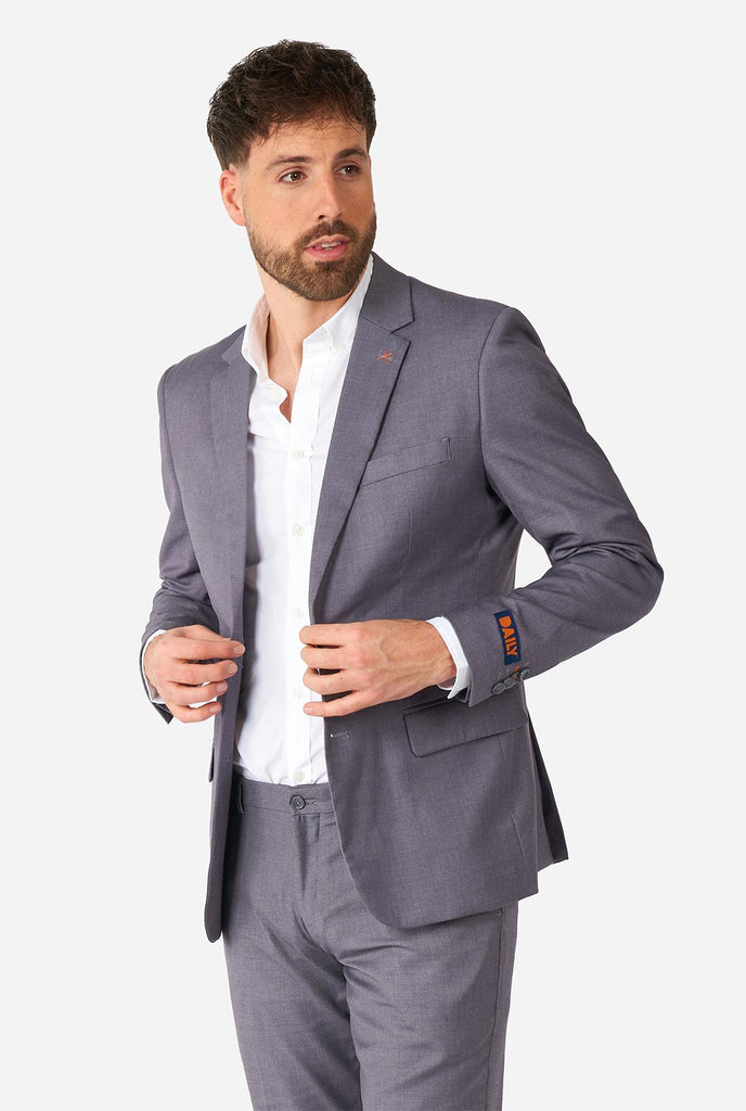 Man draagt ​​een casual grijze zakelijke pak