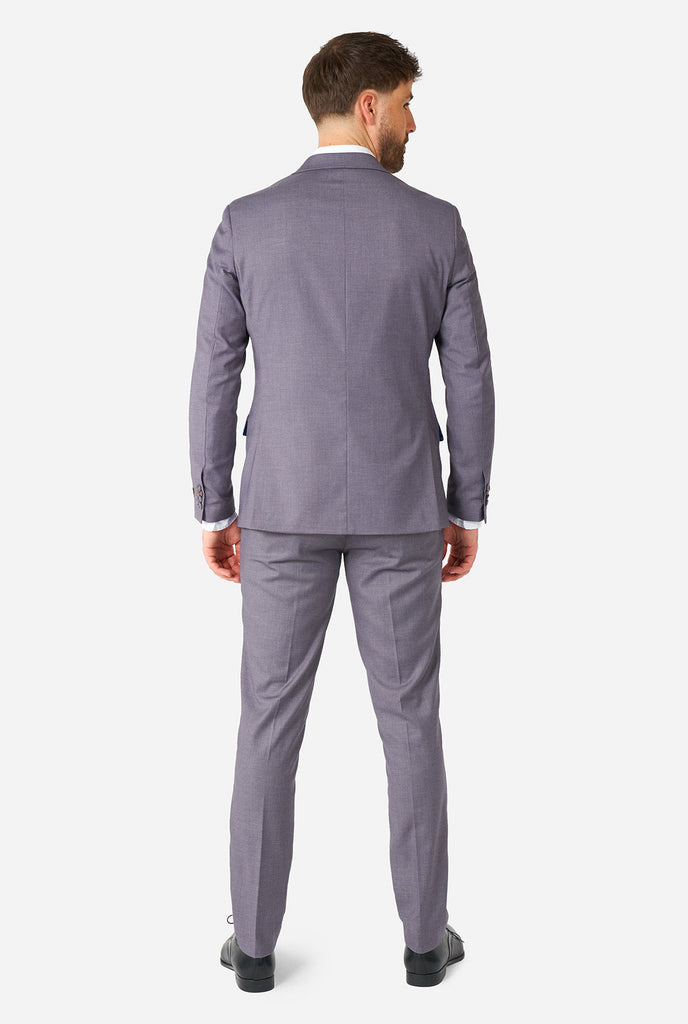 Man draagt ​​een casual grijs zakelijk pak, bekijk vanaf de achterkant