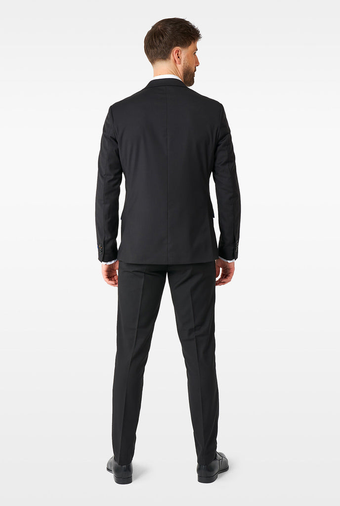 Man draagt ​​een informeel zwart zakelijk pak, bekijk vanaf de achterkant