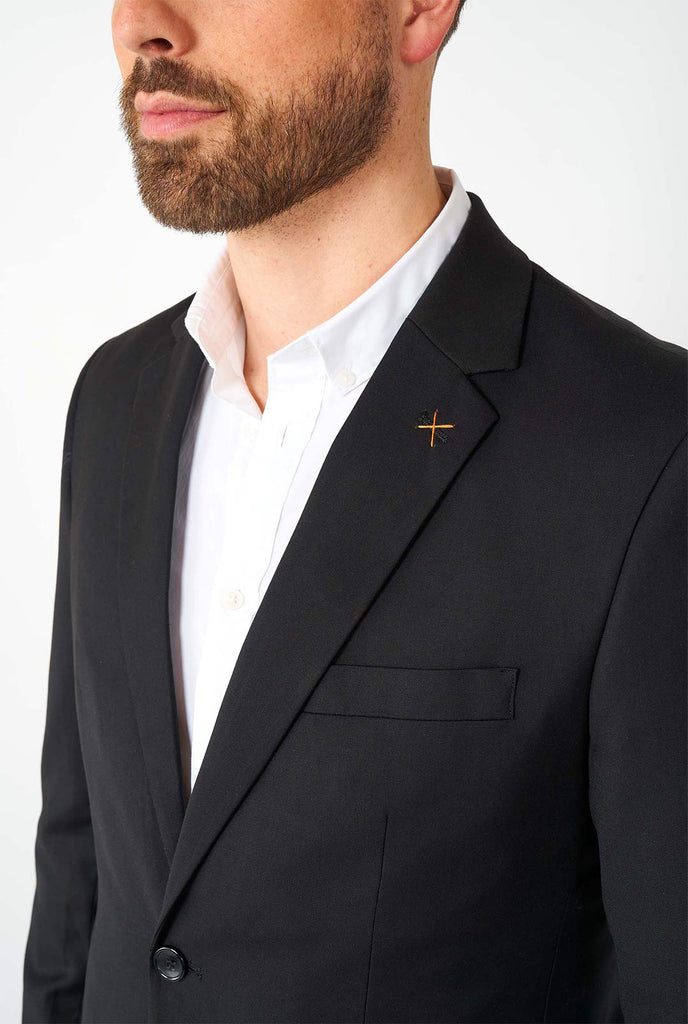 Man draagt ​​een informeel zwart zakelijk pak, close -up