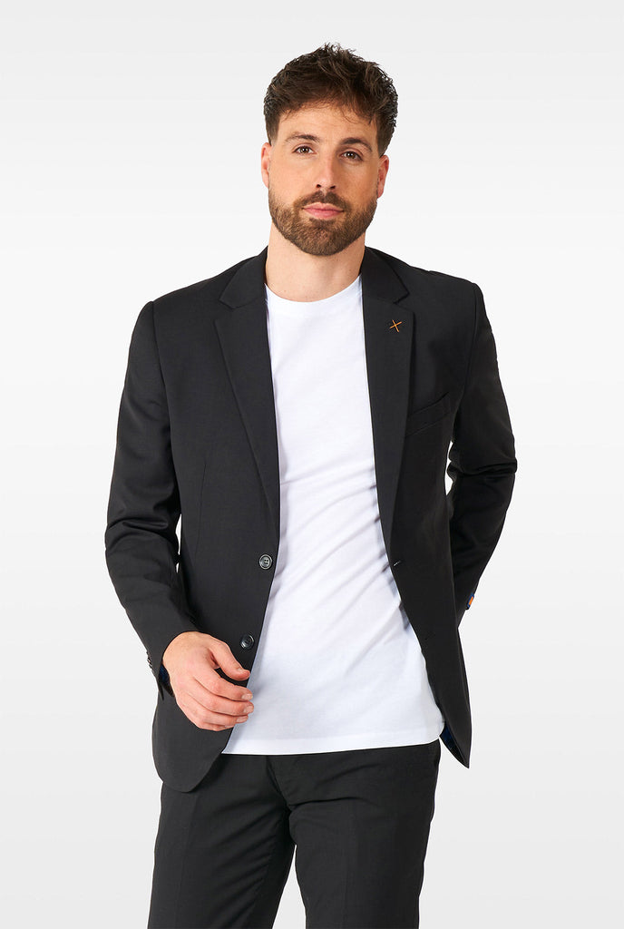 Man draagt ​​een informeel zwart zakelijk pak