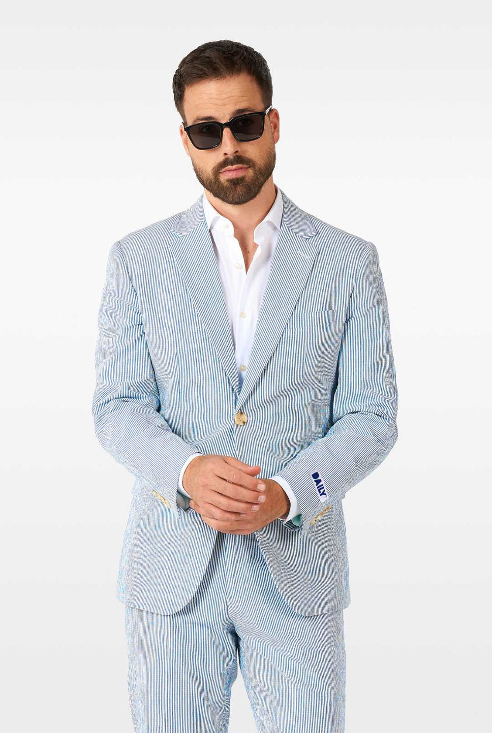 Man draagt ​​gestript blauw en witte ziener sukkelpak