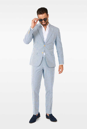 Man draagt ​​gestript blauw en witte ziener sukkelpak