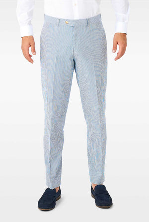 Man draagt ​​gestripte blauw en wit ziener sukkel, broek van dichtbij