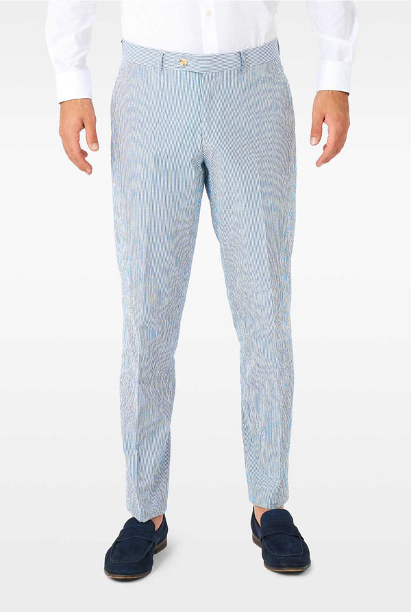 Man draagt ​​gestripte blauw en wit ziener sukkel, broek van dichtbij