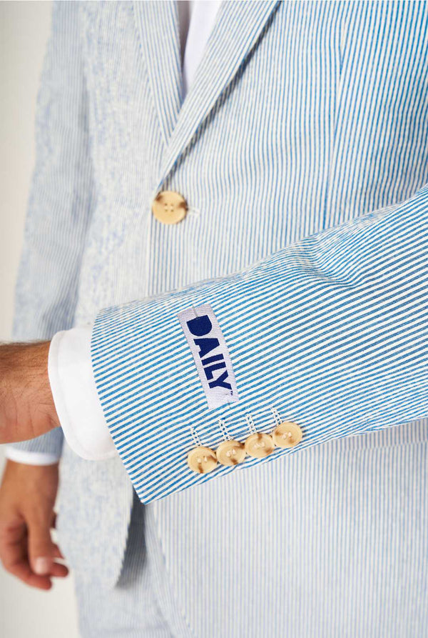 Man draagt ​​gestript blauw en witte ziener sukkel, close -up