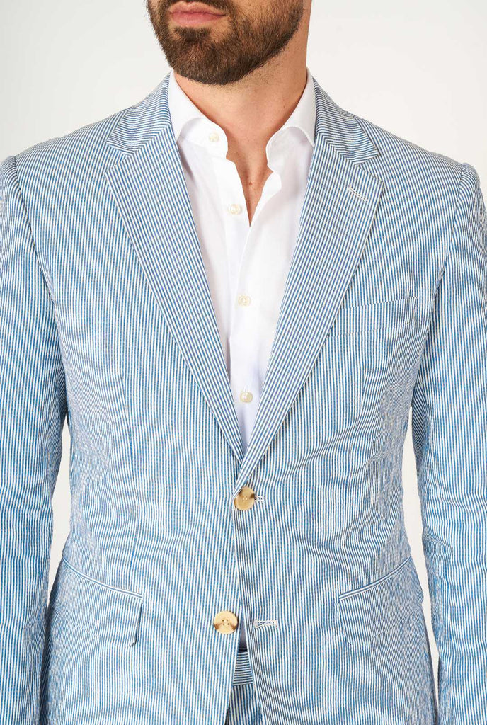 Man draagt ​​gestript blauw en witte ziener sukkel, close -up