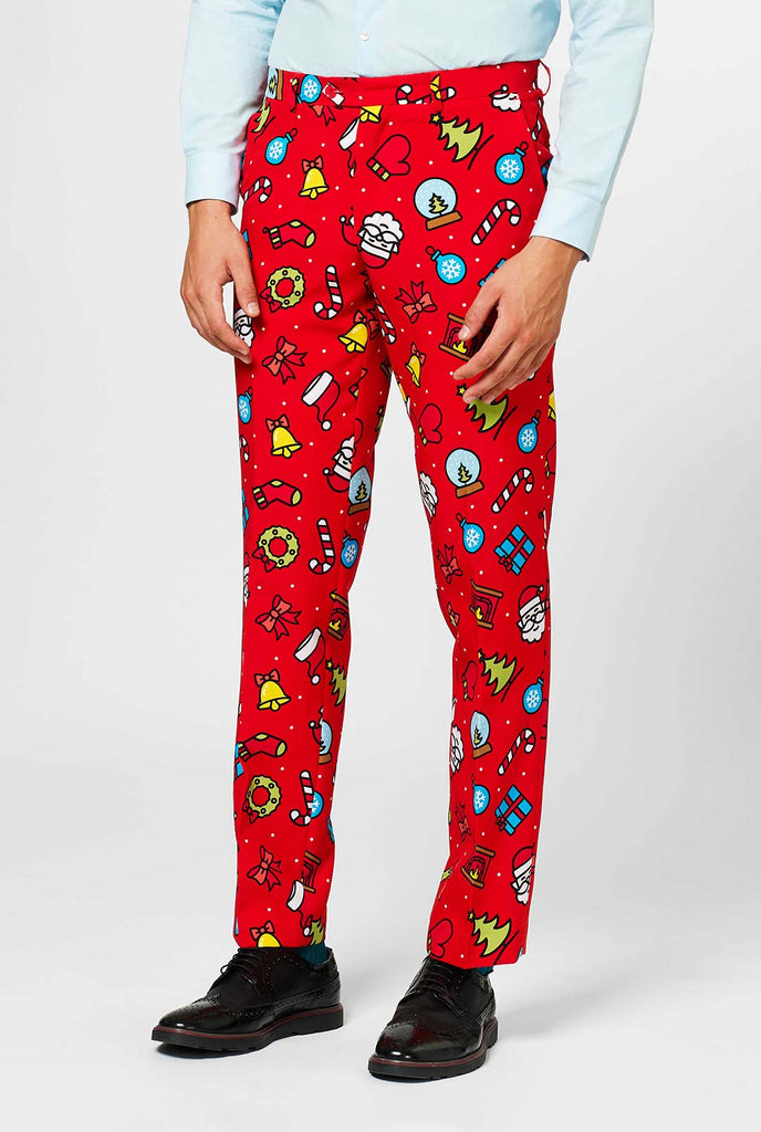Rode kerstbroek met kerstpictogrammen gedragen door de mens