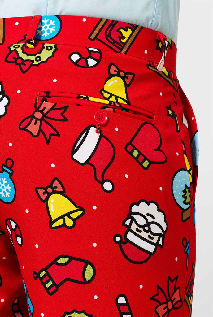 Rode kerstpakbroek met kerstpictogrammen gedragen door de mens