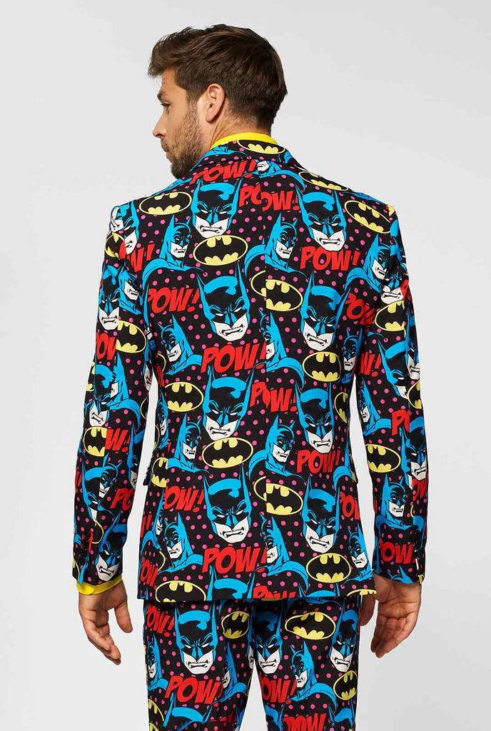 Batman -thema herenpak met stripboekenpictogrammen gedragen door de mens