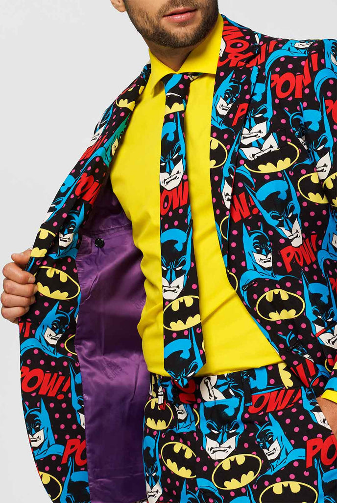 Batman -thema herenpak met stripboekenpictogrammen gedragen door de mens