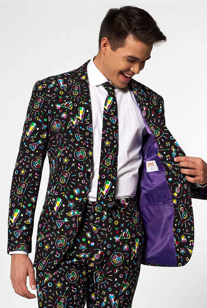 Grappige Carnaval Suit disco -kerel gedragen door de mens kijkend in jas