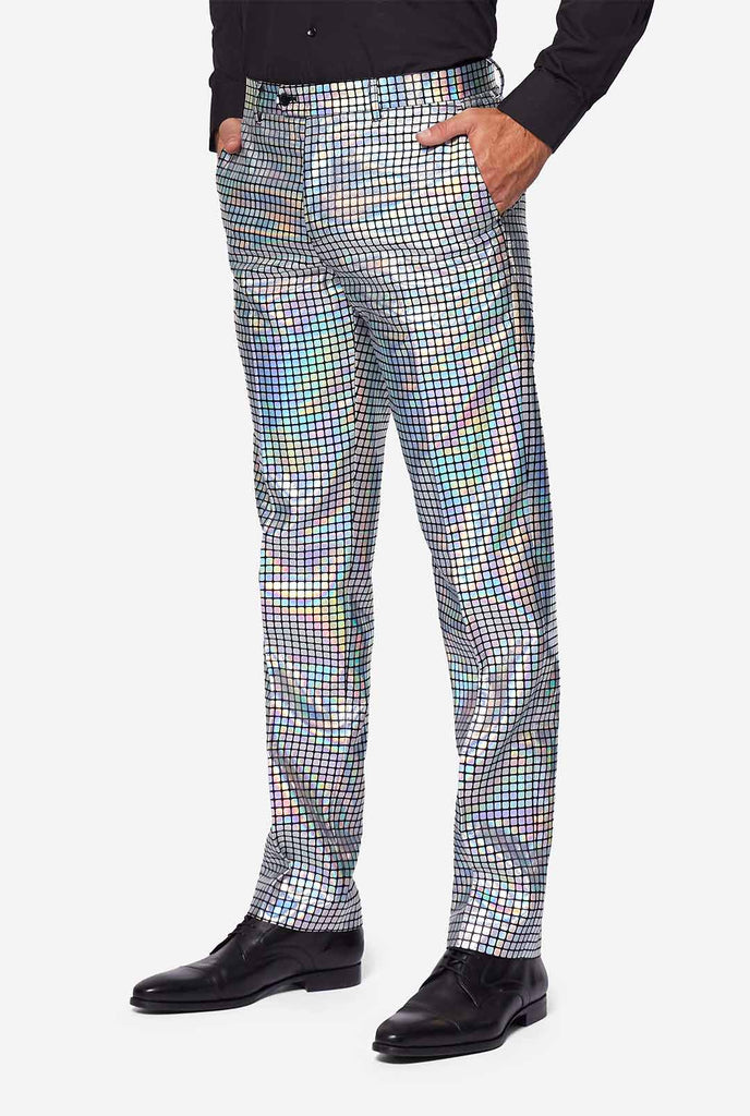 Man draagt ​​een disco -pak, uitzicht op broeken