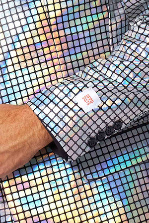 Man draagt ​​een disco -pak, mouw close -up