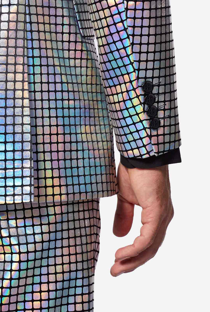 Man draagt ​​een disco -pak, mouw close -up