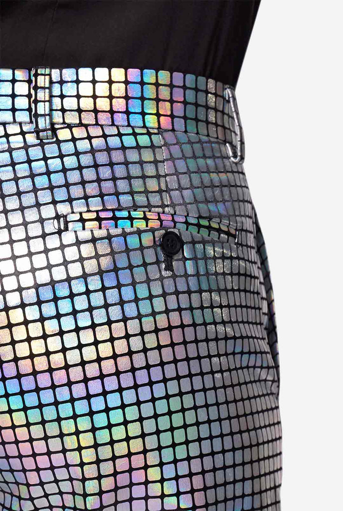 Man draagt ​​een disco -pak, close -up broek uitzicht