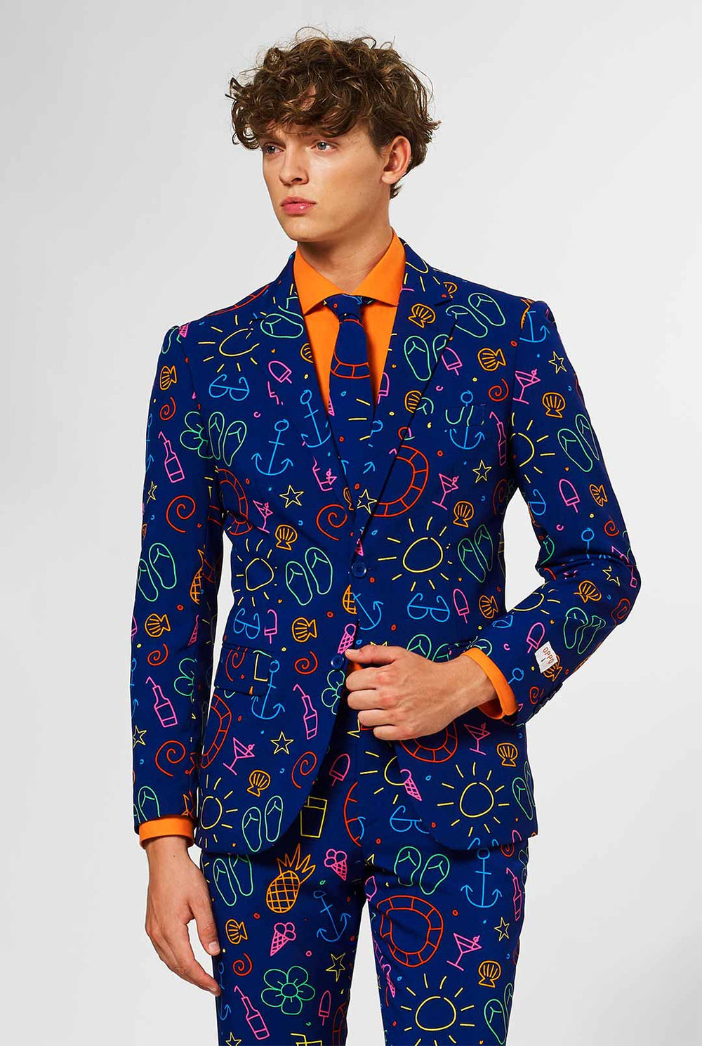 Donkerblauwe herenpak met heldere doodle iconografie gedragen door de mens