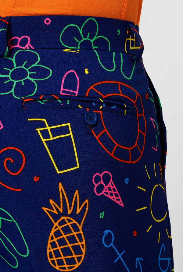 Donkerblauwe pak broek met heldere doodle iconografie gedragen door de mens