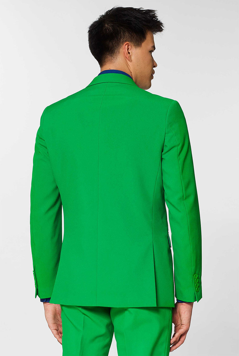 Man draagt ​​groen herenpak en donkerblauw overhirt shirt