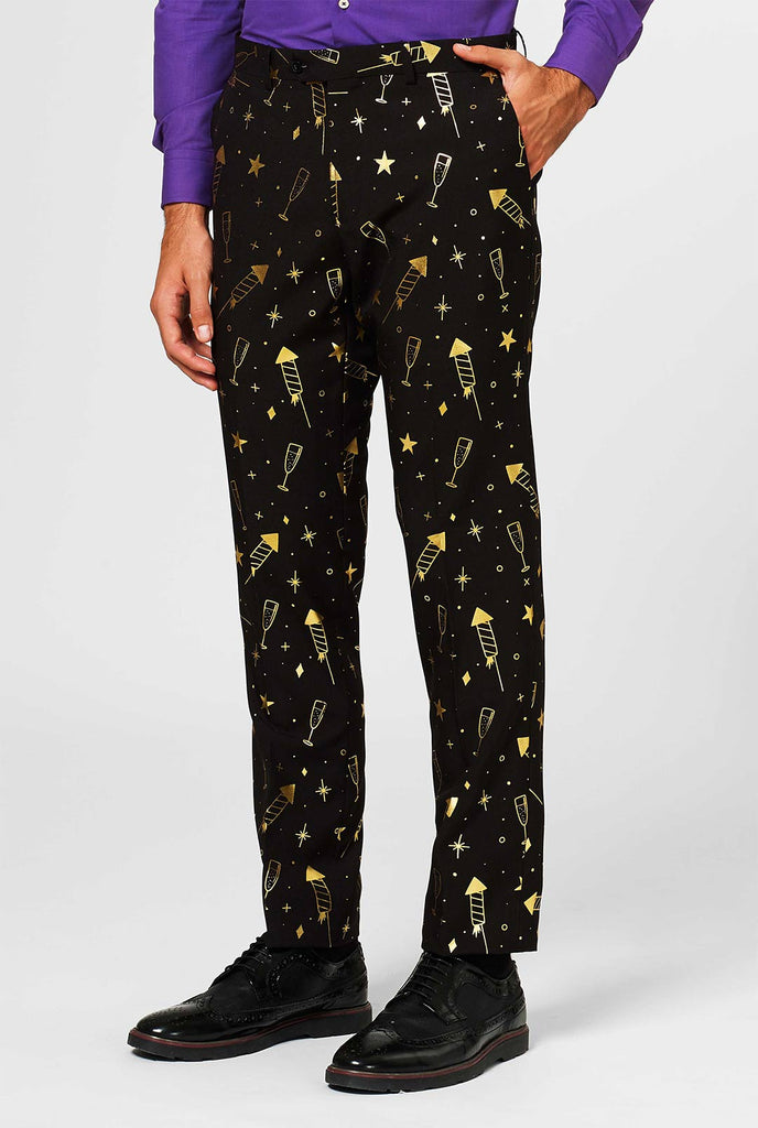 Zwarte broek met gouden vuurwerkprint gedragen door de mens