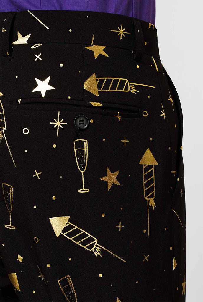 Zwarte broek met gouden vuurwerkprint gedragen door de mens