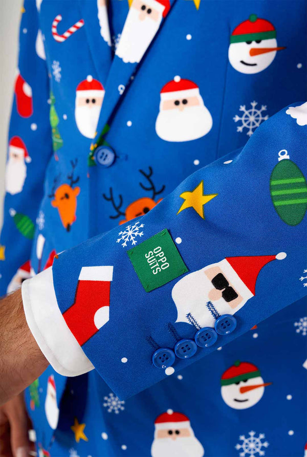 Man draagt ​​een blauw kerstpak close -up uitzicht
