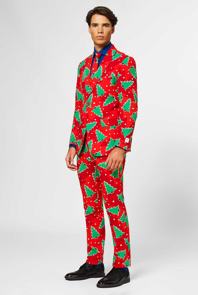Red Christmas Men's Suit met dennenboomafdruk gedragen door de mens
