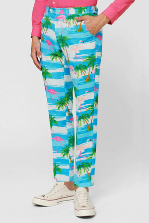 Blauw en wit pak met tropische flamingo print flaminguy gedragen door man in dichte broek
