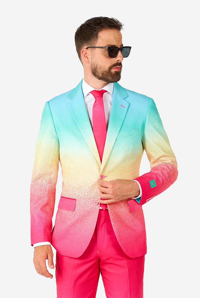 Man draagt ​​een regenboog gekleurd pak