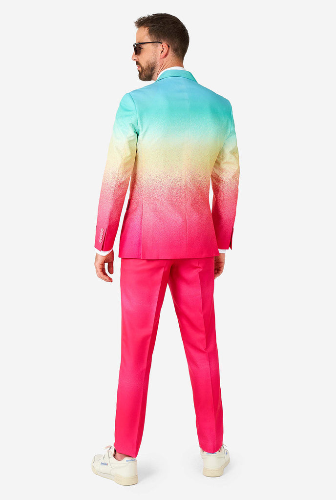 Zman draagt ​​een regenboog gekleurd pak, bekijk vanaf de achterkant