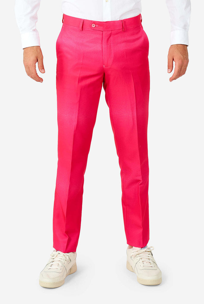 Man draagt ​​regenboog gekleurd pak, zoom op roze broek
