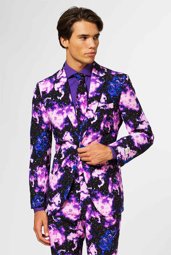 Man draagt ​​pak met Galaxy Milkyway -print